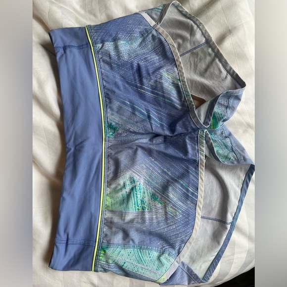Lululemon workout shorts size 6 - Picture 1 of 2